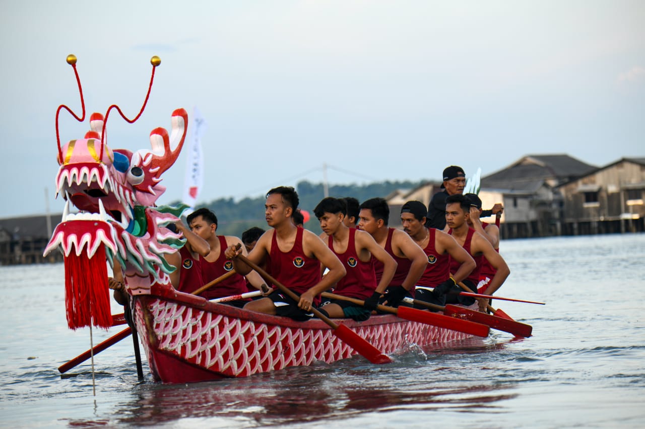 Kesenian di Balik Lomba Perahu Naga