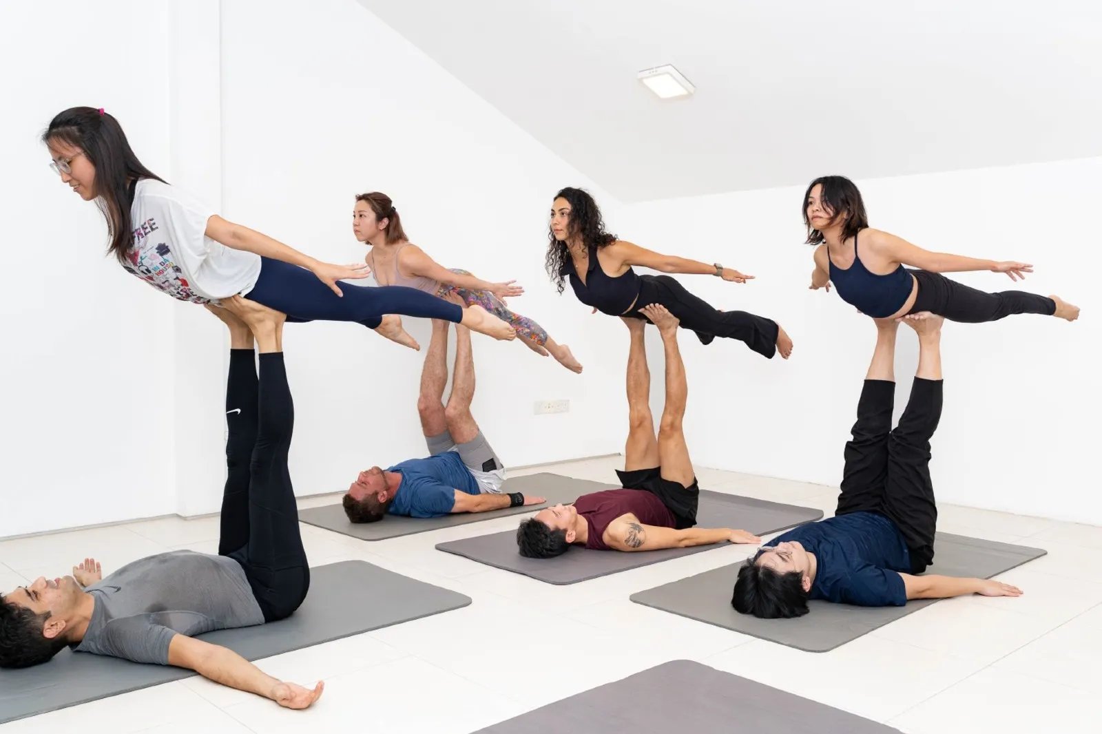 Filosofi di Balik Keindahan Gerakan Acroyoga