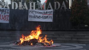 Boneka Prabowo Gibran UGM