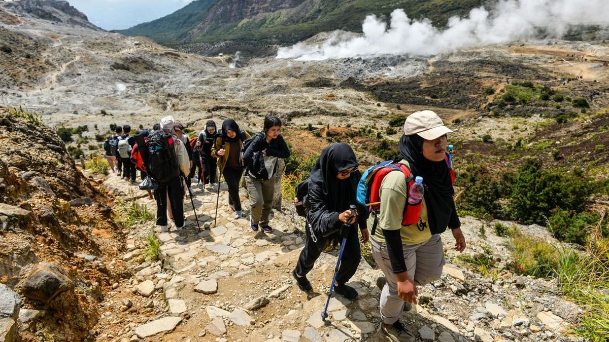 Daya Tarik Wisata Gunung Papandayan yang Sulit Ditandingi